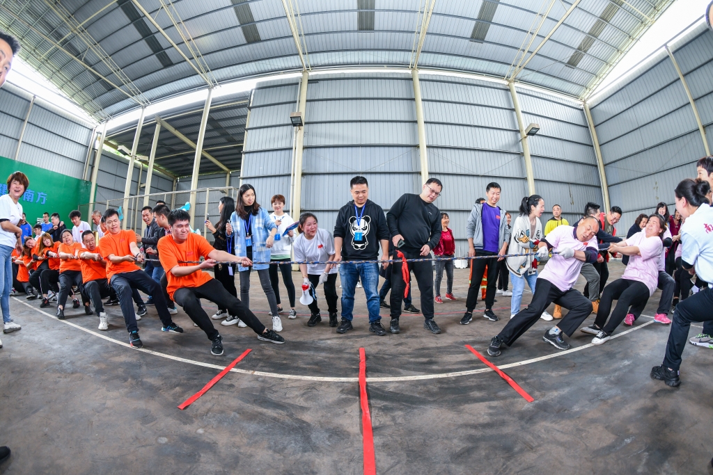 南方公司“团结一心跟党走、同心协力创佳绩”职工运动会拔河角逐现场 (2)