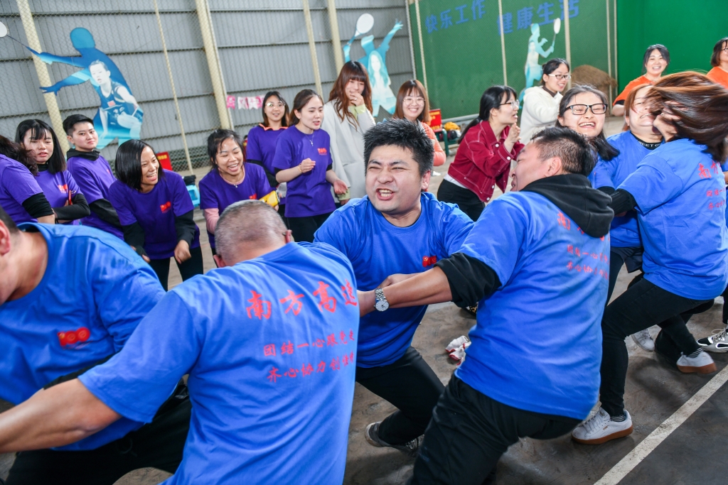 南方公司“团结一心跟党走、同心协力创佳绩”职工运动会拔河角逐现场